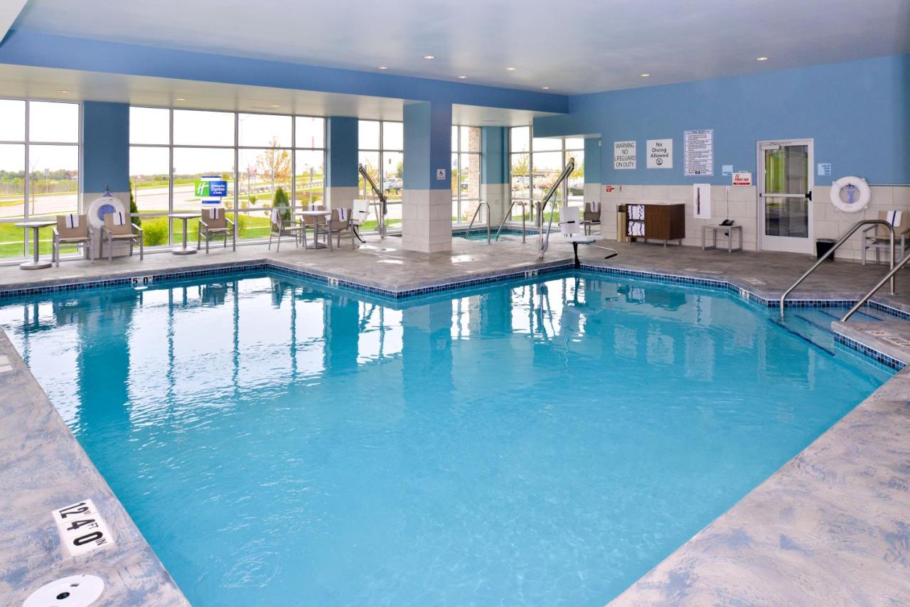 Heated swimming pool: Holiday Inn Express & Suites Madison, an IHG Hotel