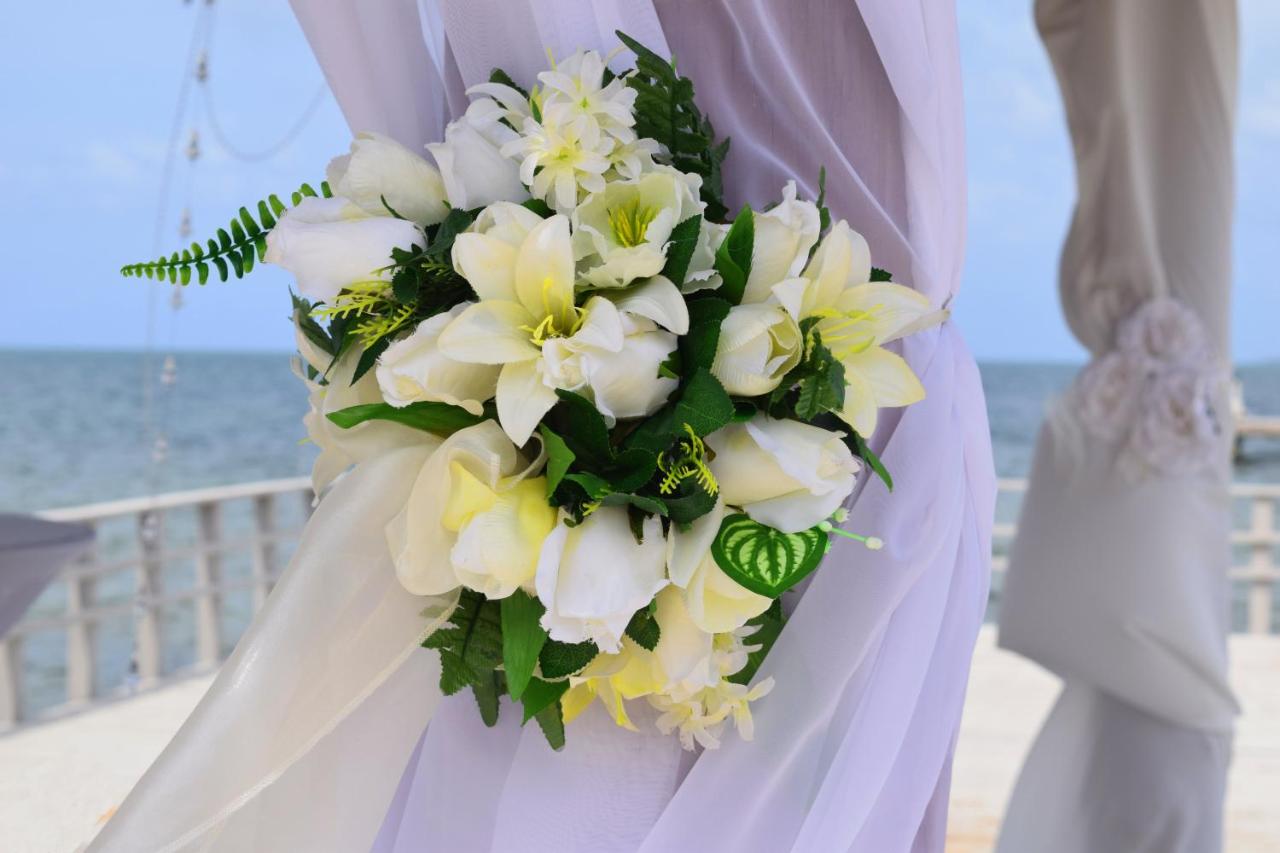 Beach: Holiday Inn Resort Grand Cayman, an IHG Hotel