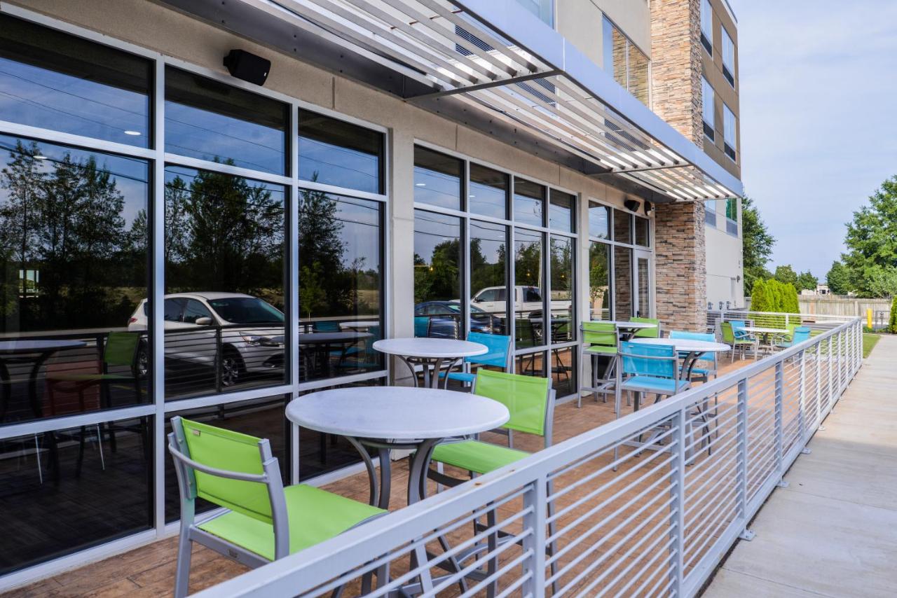 Heated swimming pool: Holiday Inn Express & Suites - Siloam Springs, an IHG Hotel
