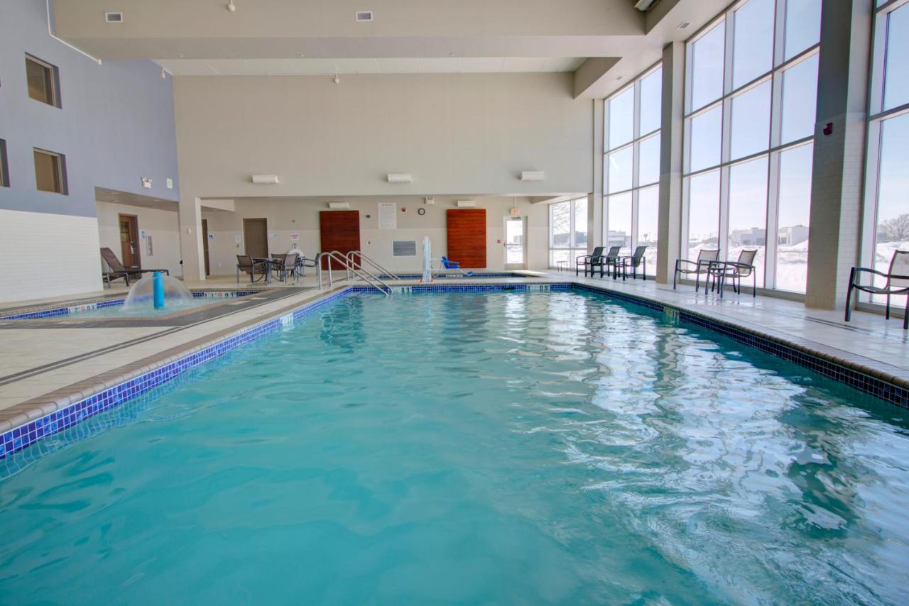Heated swimming pool: Holiday Inn Express Hotel & Suites Mankato East, an IHG Hotel
