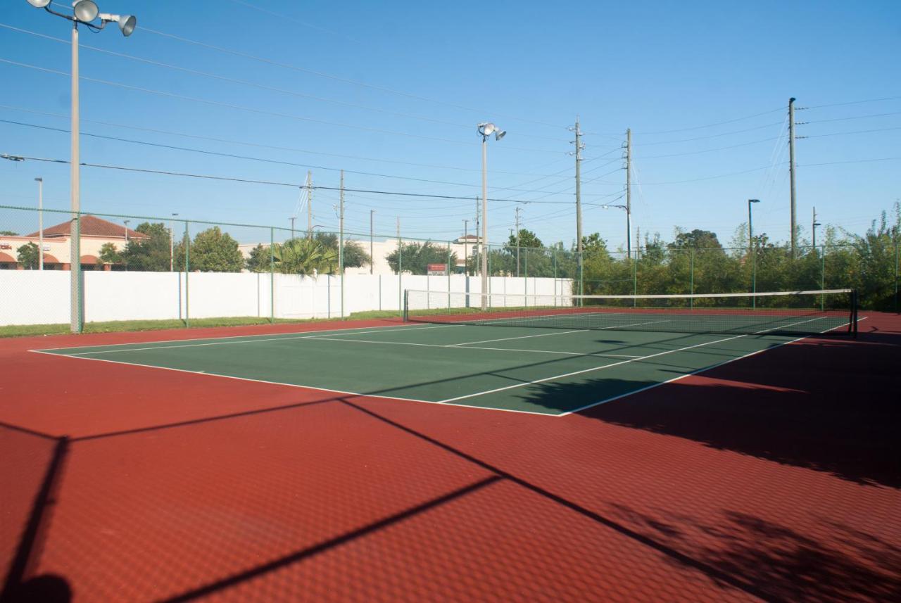 Tennis court: Villas at Fortune Place