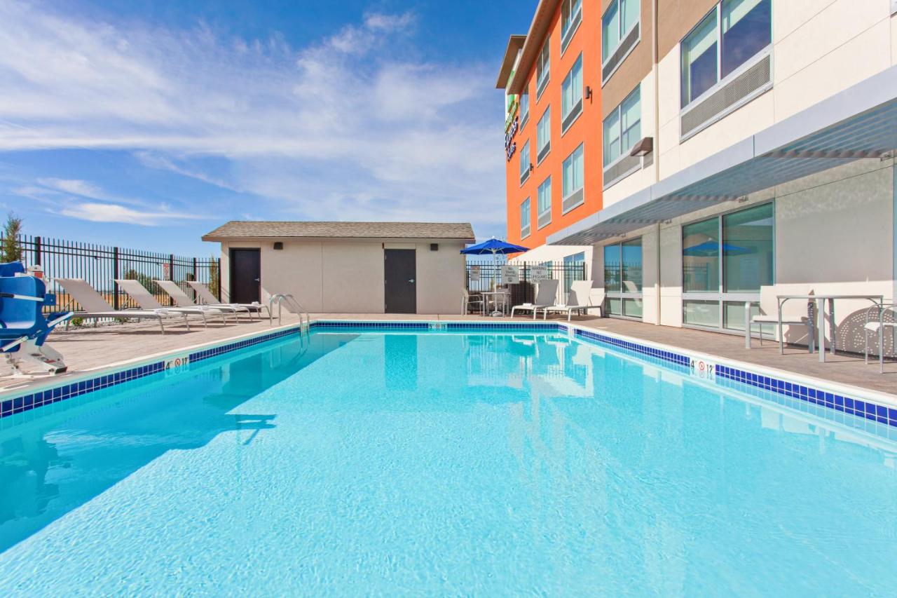 Heated swimming pool: Holiday Inn Express & Suites - Moses Lake, an IHG Hotel
