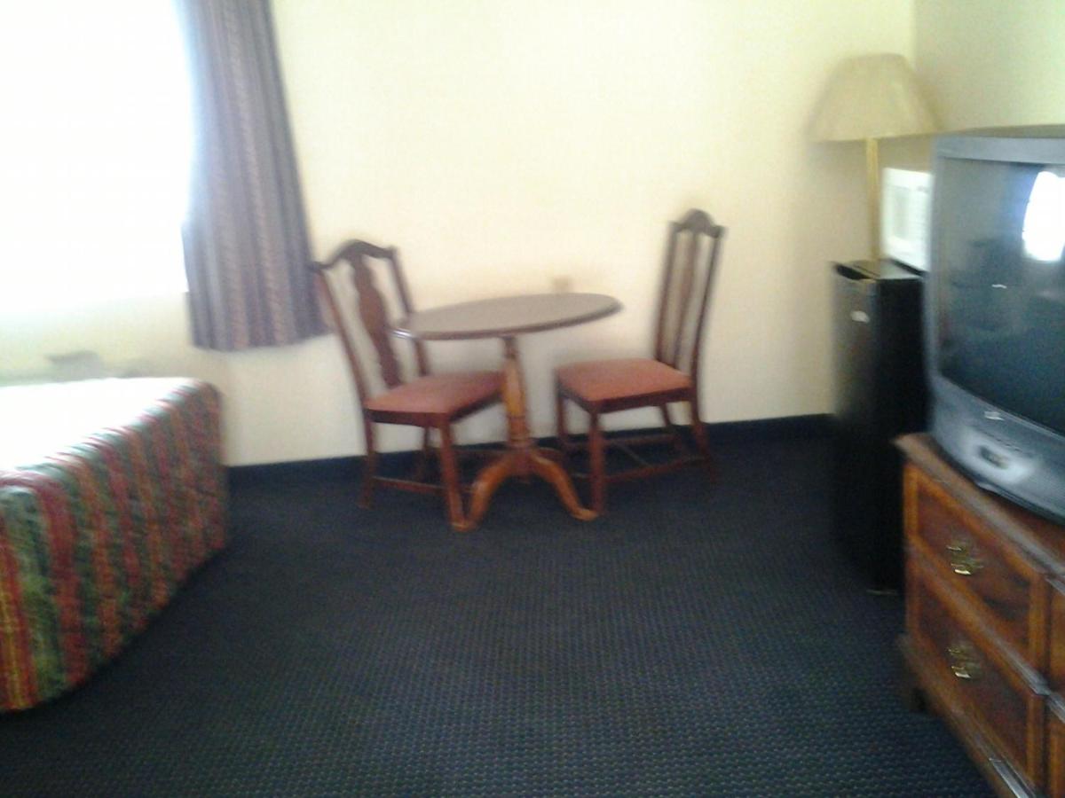 Budget Inn — photo 11