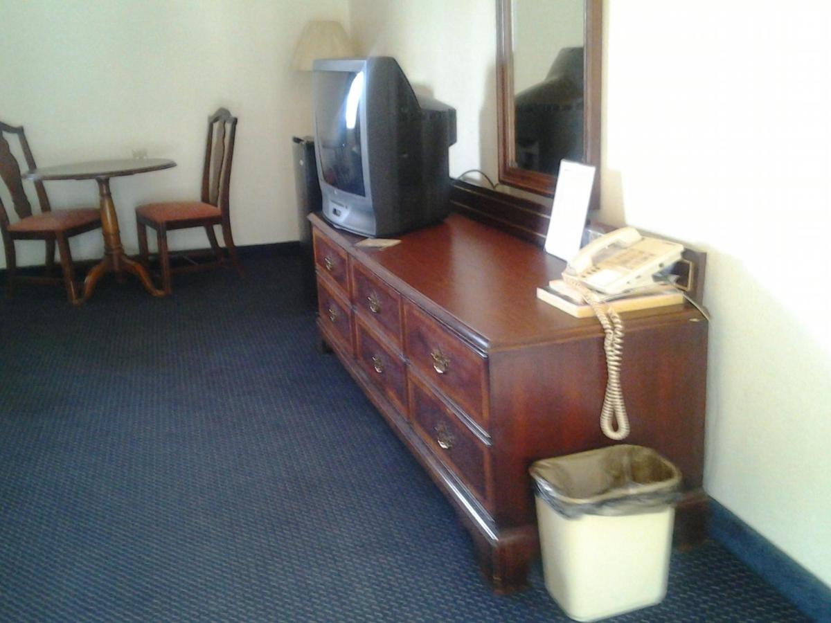 Budget Inn — photo 10
