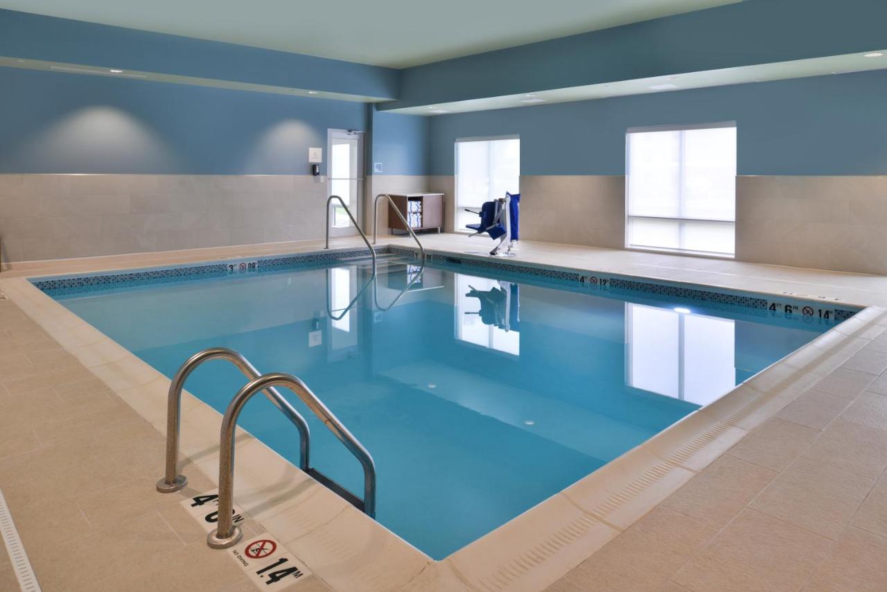 Heated swimming pool: Holiday Inn Express & Suites - Marshalltown, an IHG Hotel