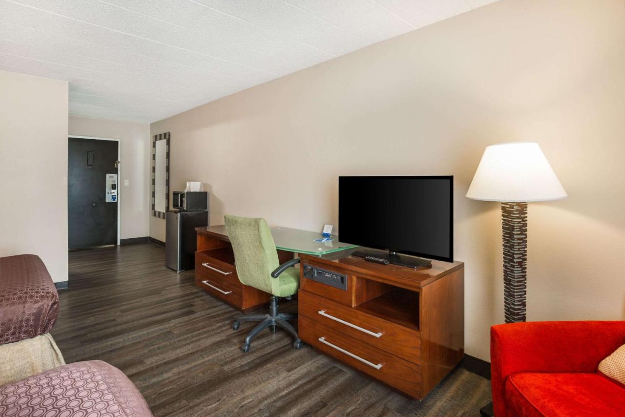 Fairmount Inn & Suites - Stroudsburg — photo 11