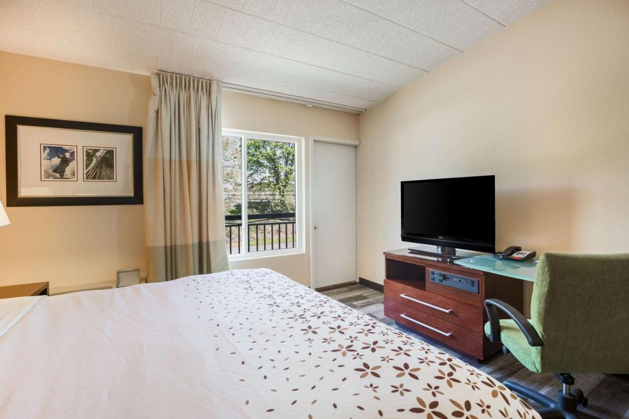 Fairmount Inn & Suites - Stroudsburg — photo 16