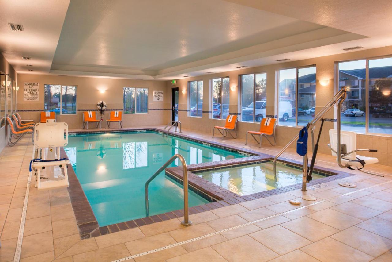 Heated swimming pool: Holiday Inn Express & Suites Pittsburg, an IHG Hotel