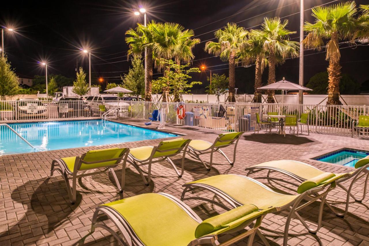 Heated swimming pool: Holiday Inn Express & Suites - St. Petersburg - Madeira Beach, an IHG Hotel