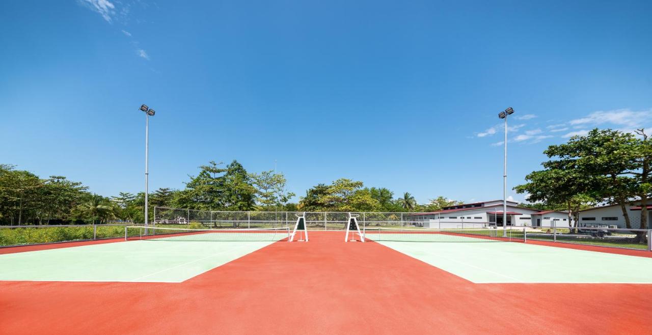 Tennis court: Dusit Thani Lubi Plantation Resort