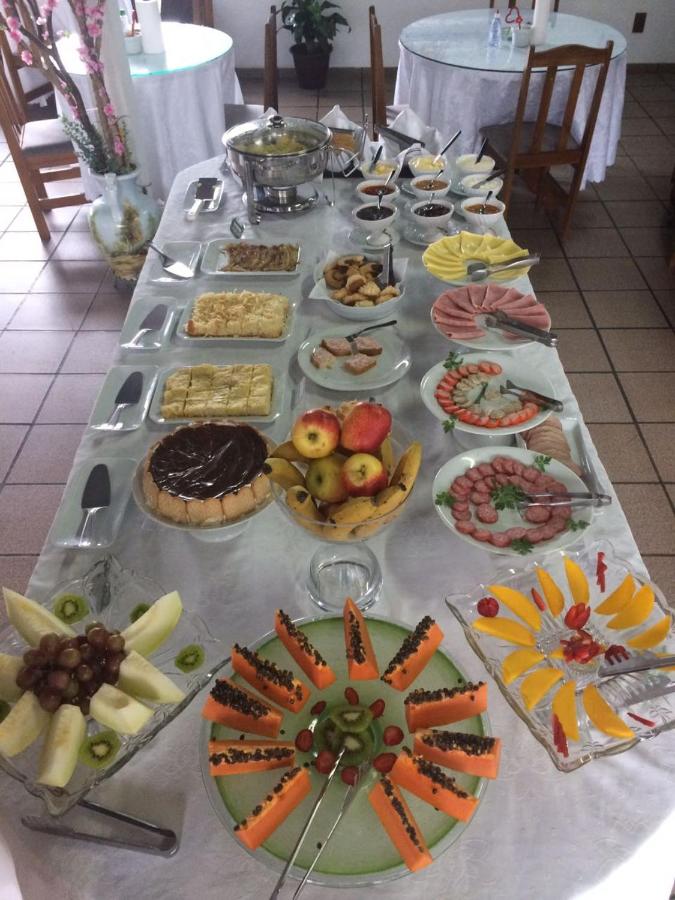 Mesa grande com buffet de café da manhã