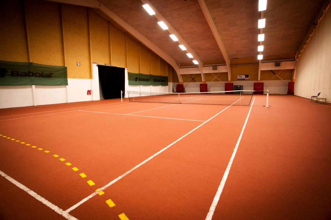 Tennis court: Hotel Arena