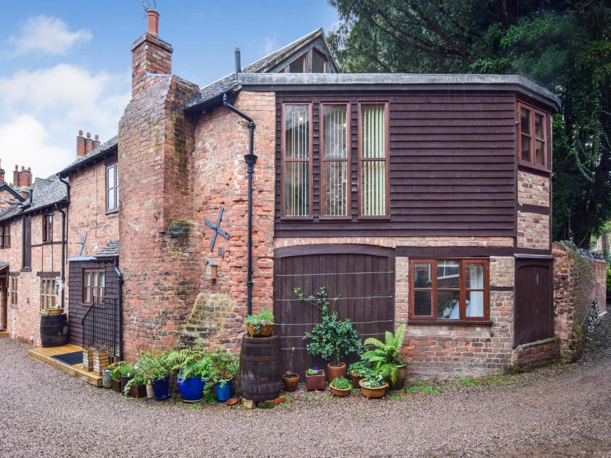 {{ hotelInfo.altText }}