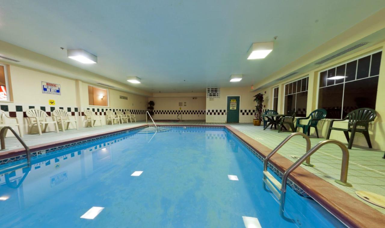 Heated swimming pool: Country Inn & Suites by Radisson, Indianapolis South, IN