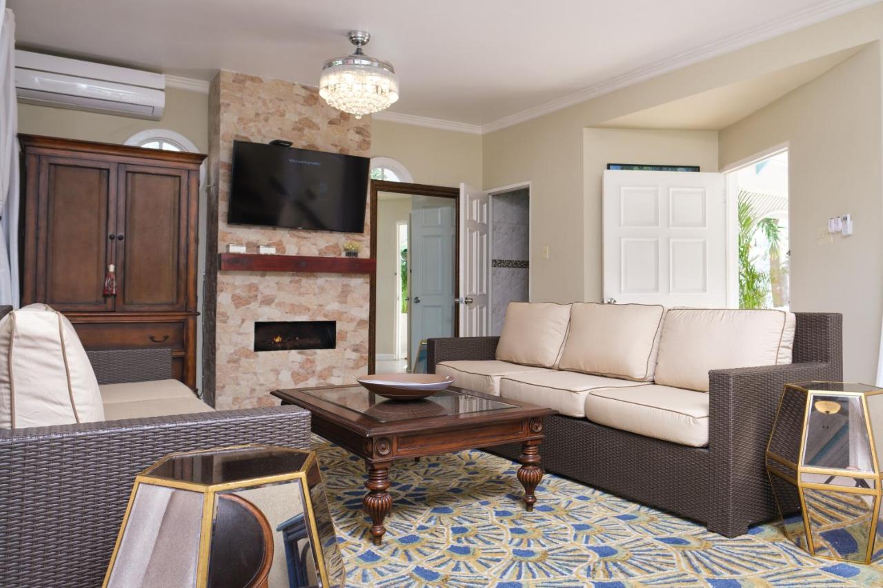 Edgewater Beach Villa - Beach Front, Close to All Attractions - 3