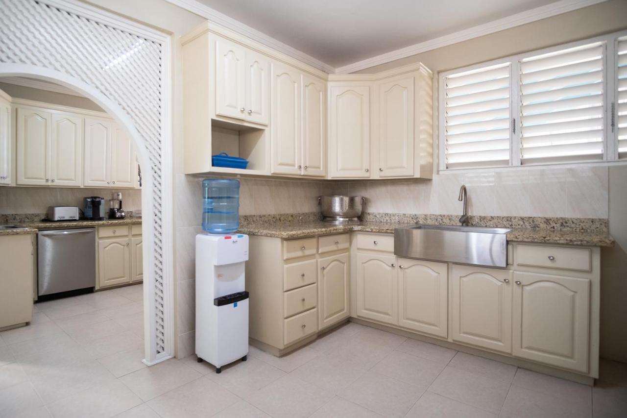 Edgewater Beach Villa - Beach Front, Close to All Attractions - 2