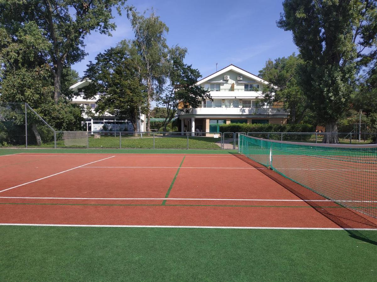 Tennis court: Hotel Zátoka