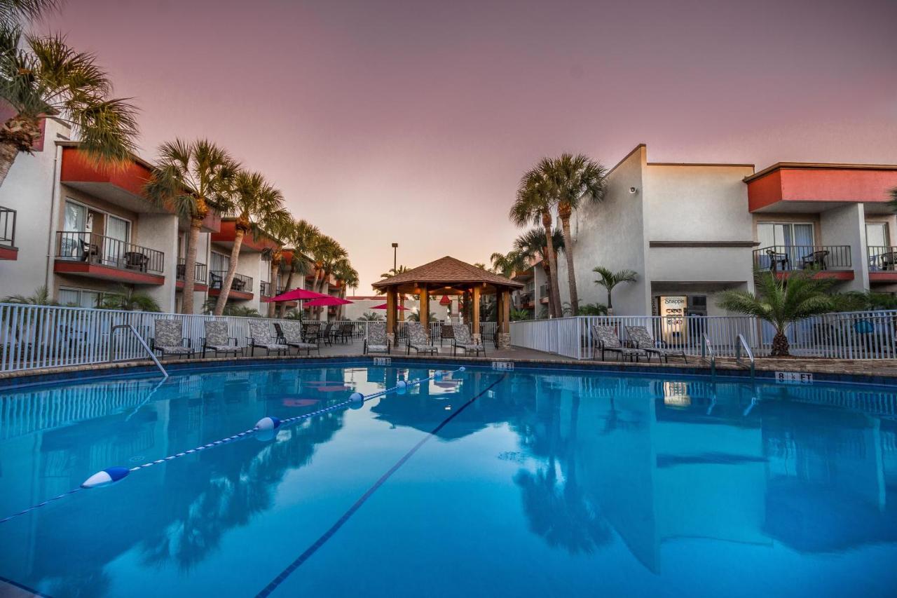 Heated swimming pool: La Quinta by Wyndham Clearwater Central