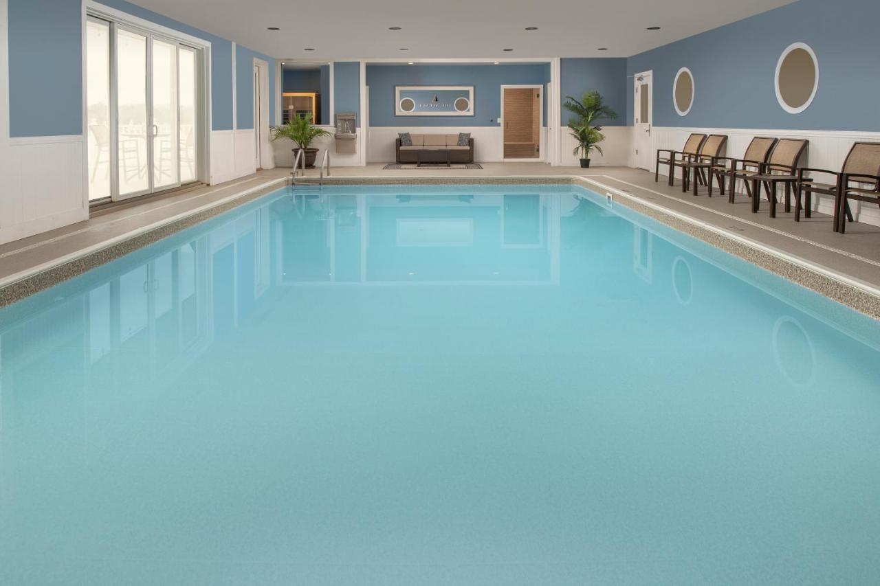 Heated swimming pool: Avenue Inn & Spa