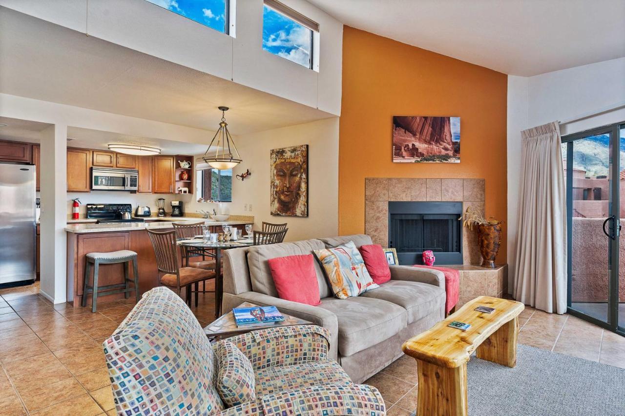 Tucson Mountain View Condo with Shared Pool and Hot Tub