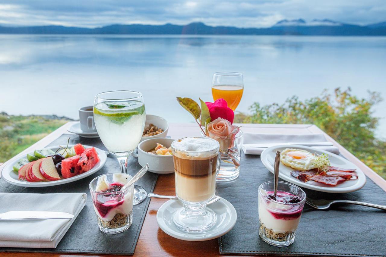 Café da manhã na varanda do quarto