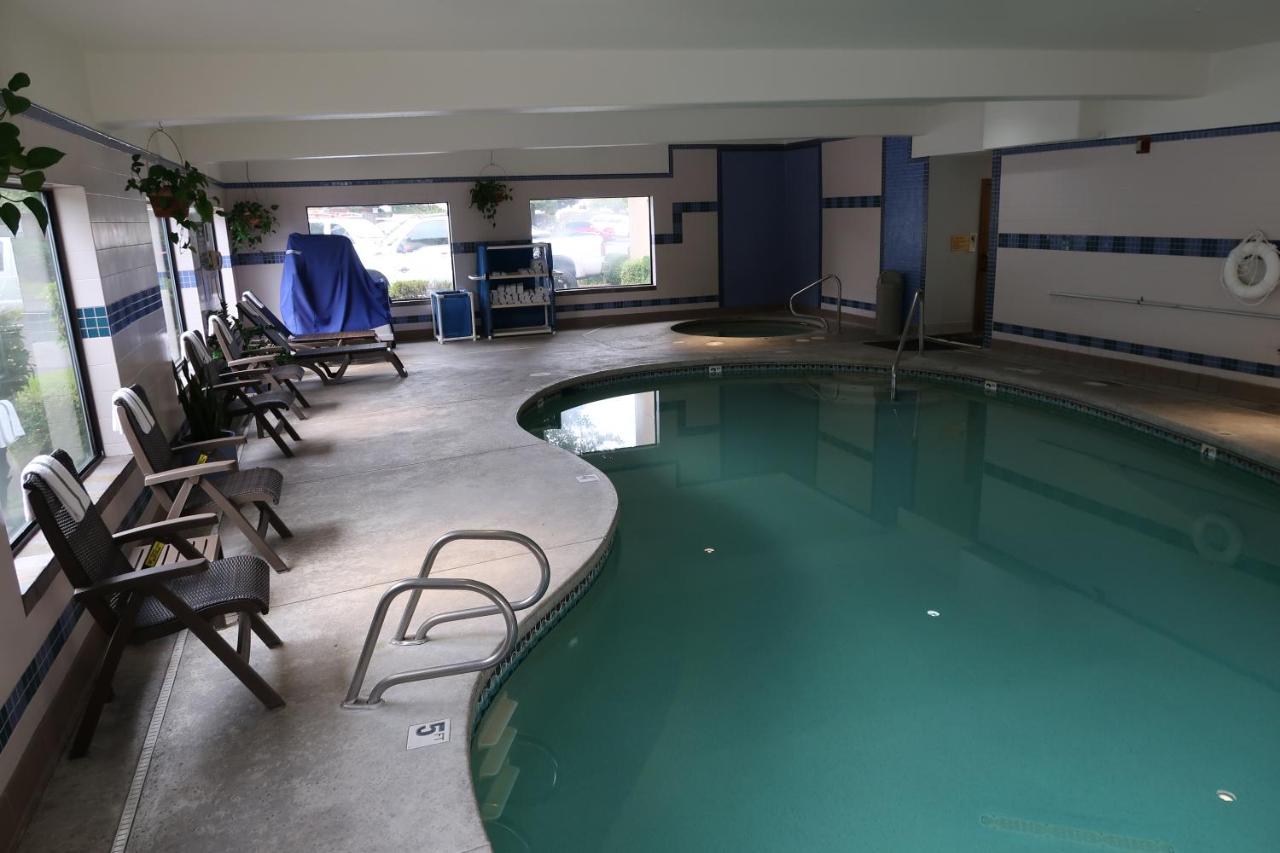 Heated swimming pool: Oxford Suites Portland - Jantzen Beach