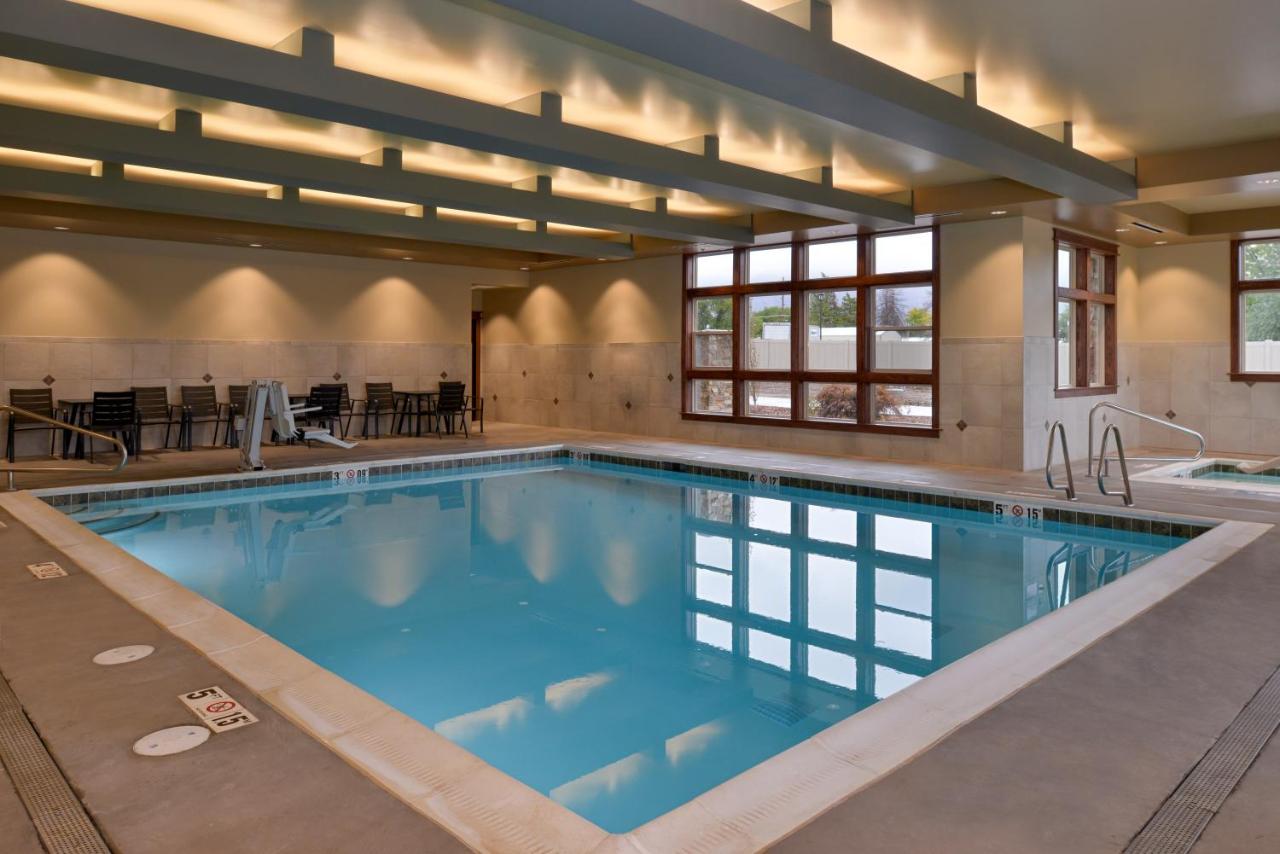 Heated swimming pool: Best Western Plus High Country Inn