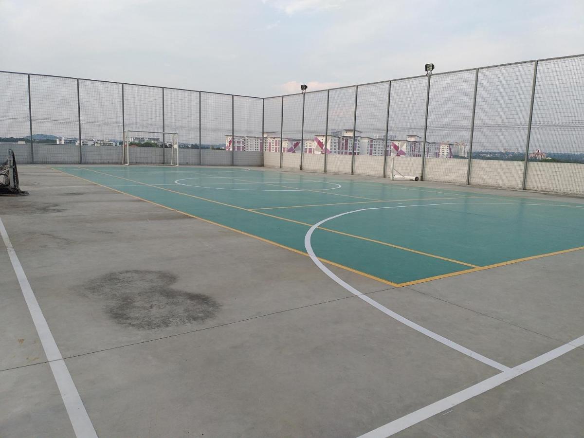 Tennis court: Raffles Suites 2 Bedroom Homestay