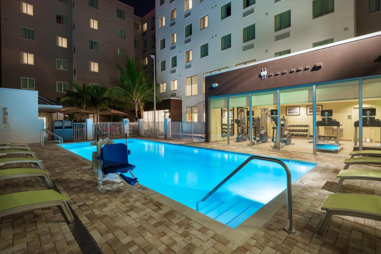 Heated swimming pool: Staybridge Suites - Miami International Airport, an IHG Hotel