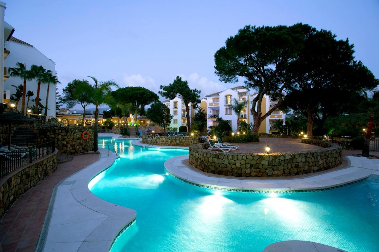 Heated swimming pool: Ona Alanda Club Marbella