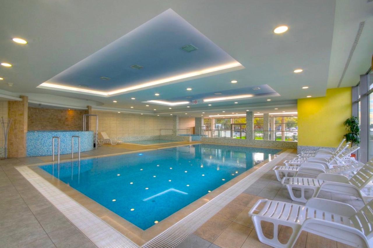 Heated swimming pool: Club218 Holiday Apartman Siófok