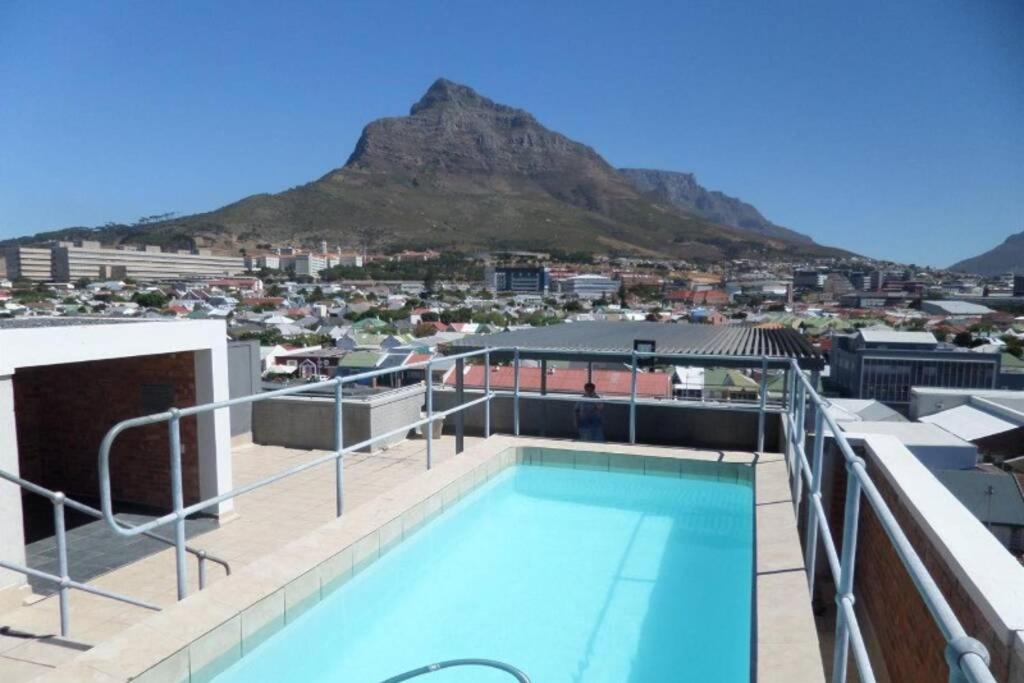 Rooftop swimming pool: The Paragon SOLO MODERN DELUXE CENTRAL TO CAPE TOWN