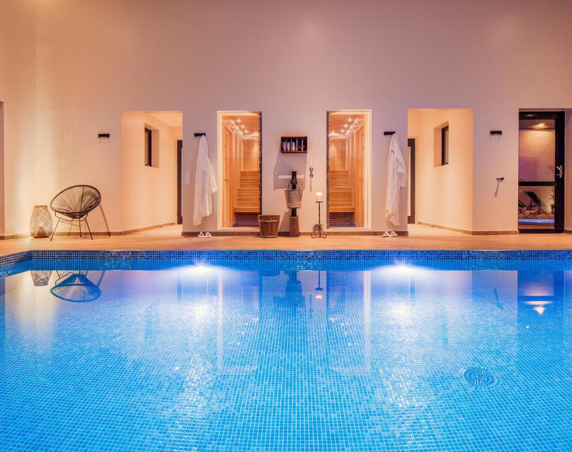 Heated swimming pool: Hotell Mossbylund