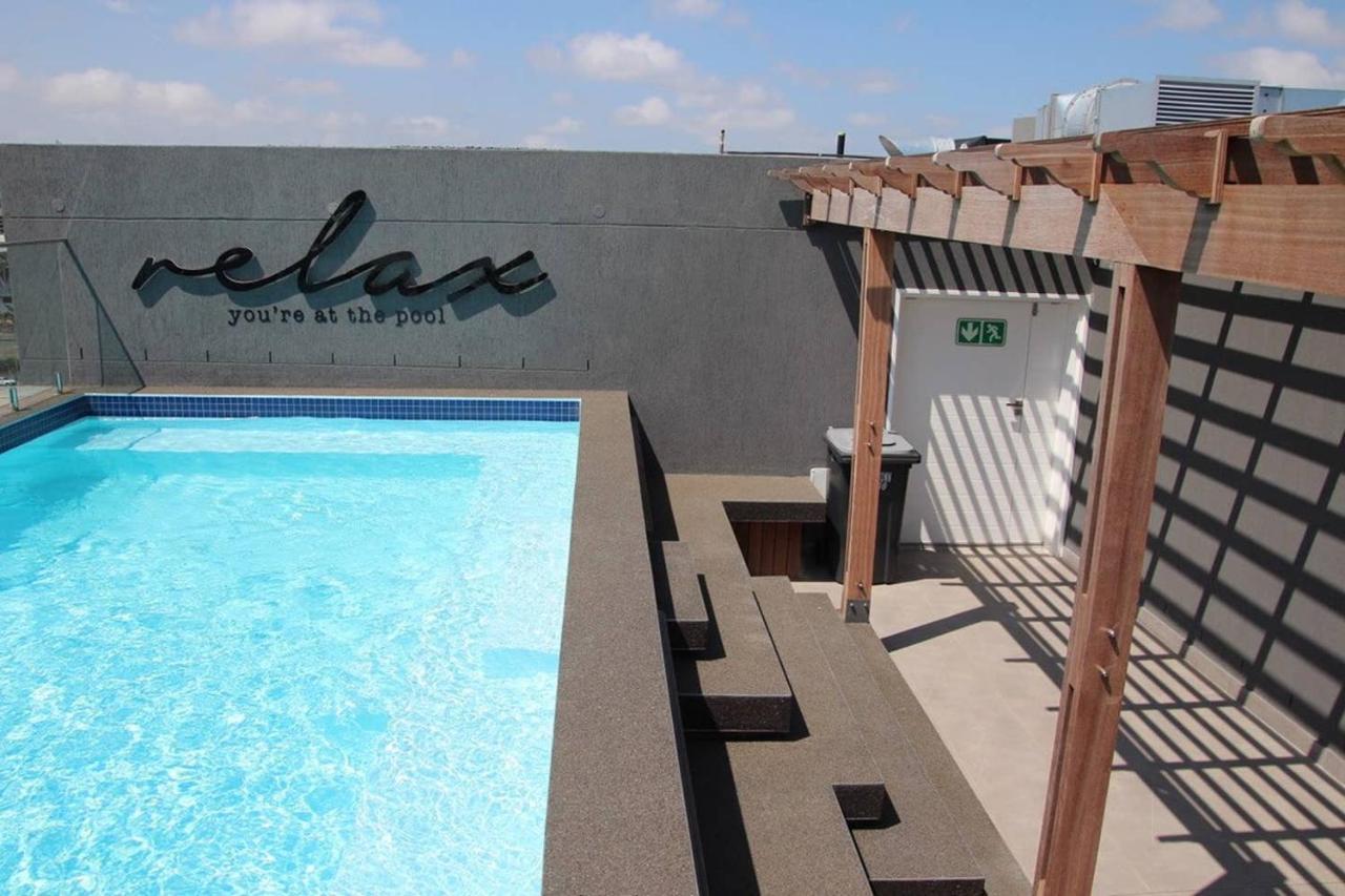 Rooftop swimming pool: MONDAINE CENTRAL LUXURIOUS SPACIOUS AND TRENDY