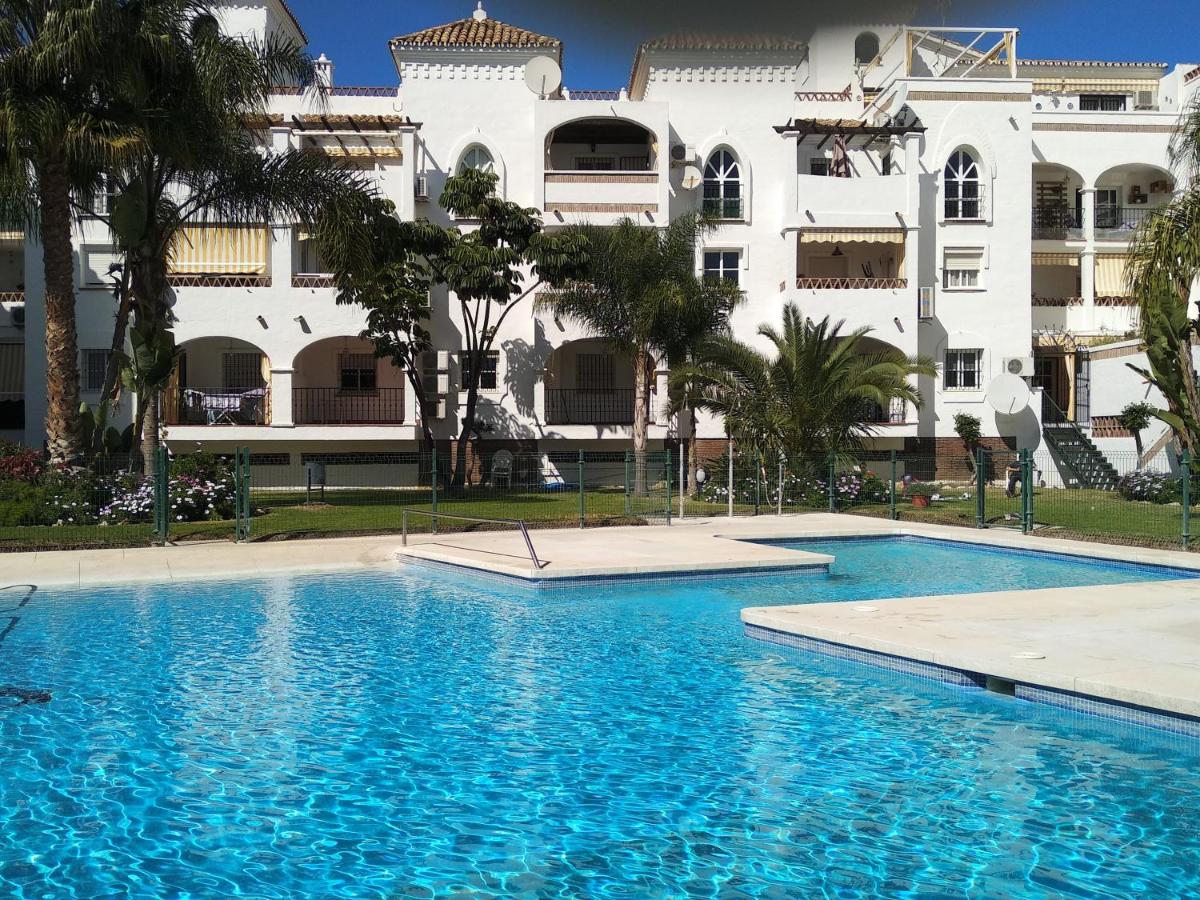 Apartamento con piscina y terraza junto a la playa ...