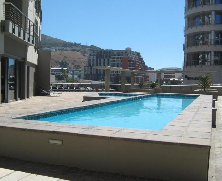 Rooftop swimming pool: Luxury Apartments at the Icon, Walking distance to CTICC in Cape Town