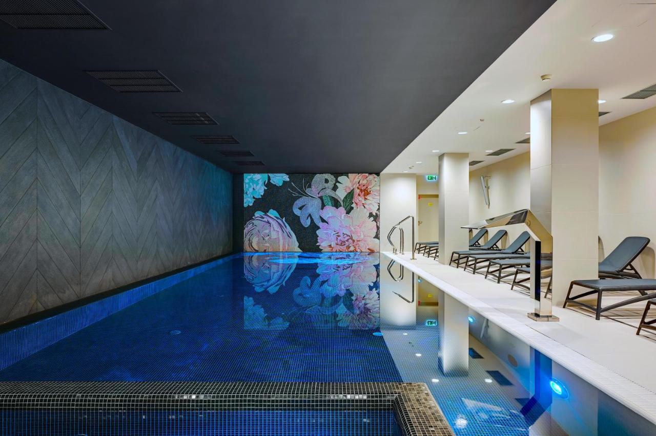 Heated swimming pool: Hotel Grano Old Town