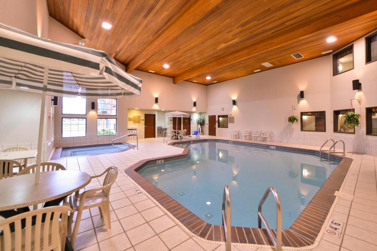 Heated swimming pool: Kelly Inn and Suites Mitchell
