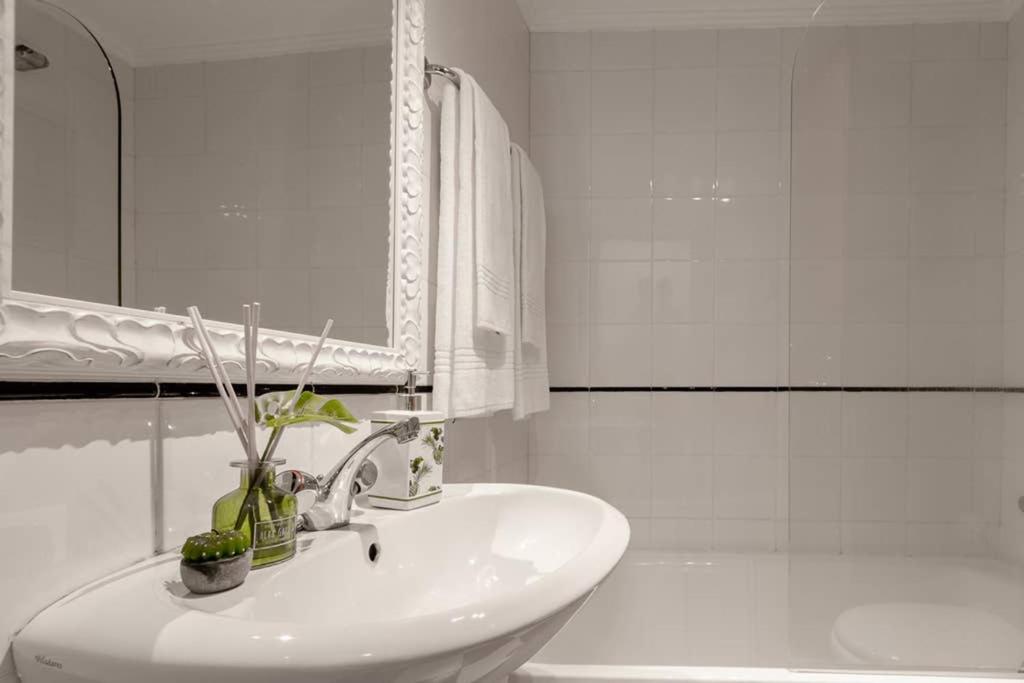 InLoveApartments - One Love, One Heart - 2