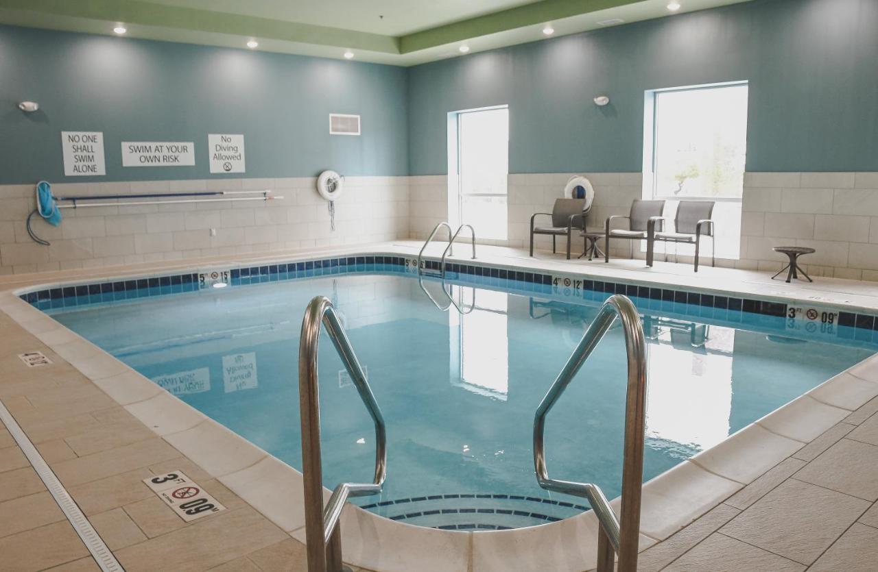 Heated swimming pool: Holiday Inn Express & Suites - Omaha Downtown - Airport, an IHG Hotel