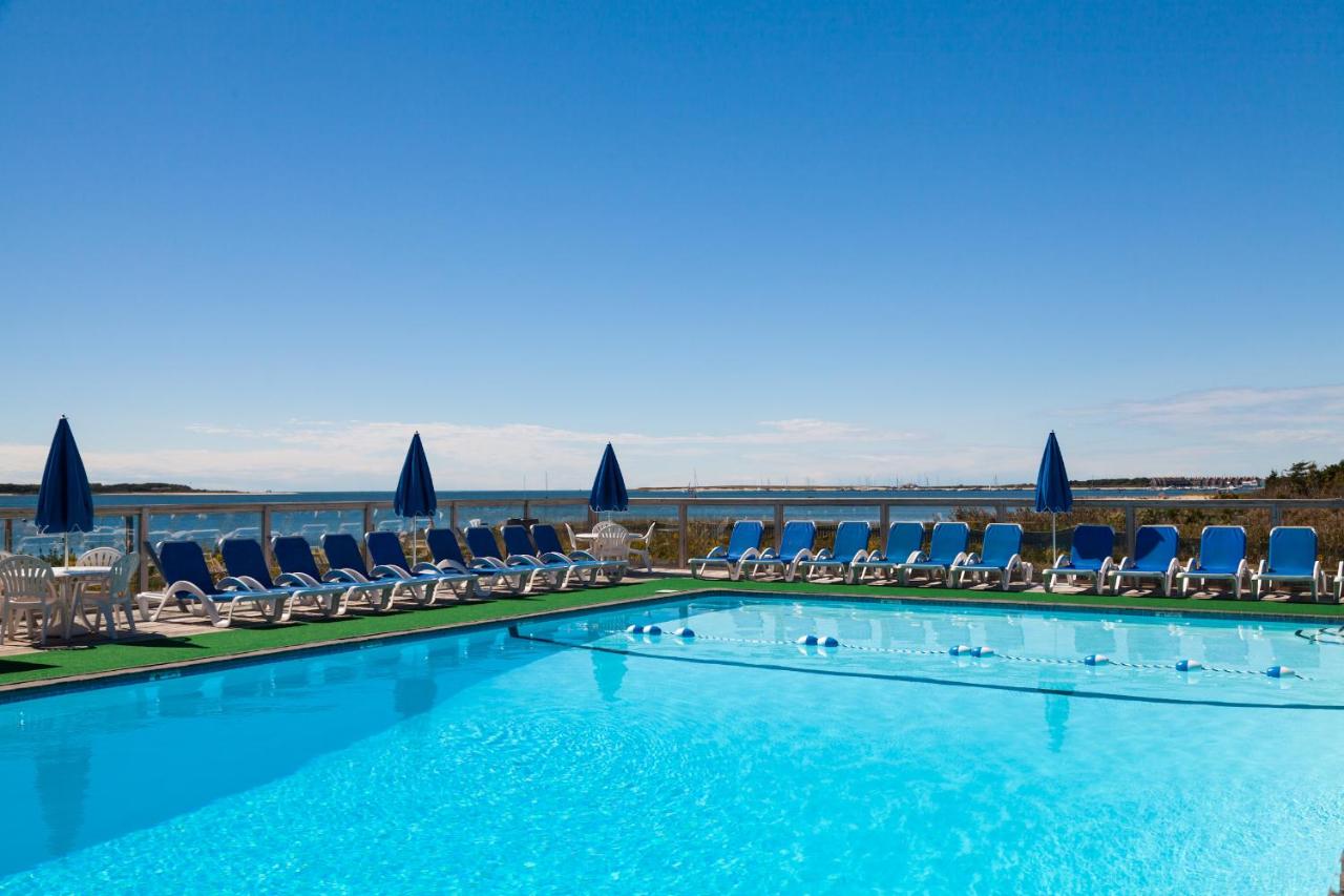 Heated swimming pool: Green Harbor Resort