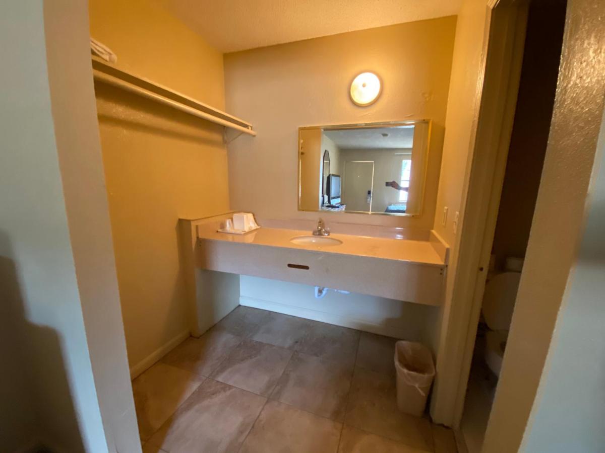 Budget Inn — photo 3