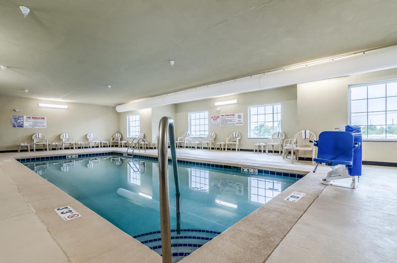 Heated swimming pool: Cobblestone Hotel & Suites - Newport