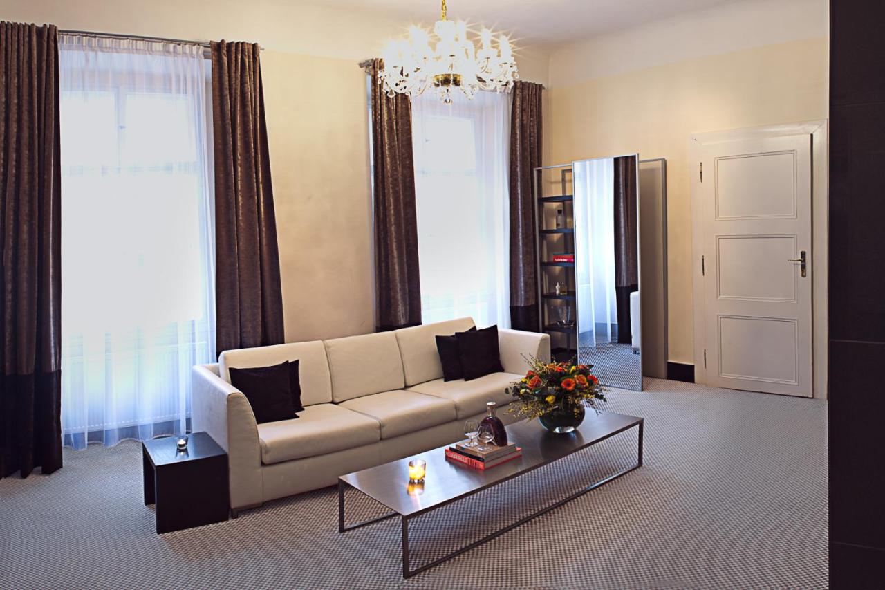Old Town Square Residence by Emblem photo