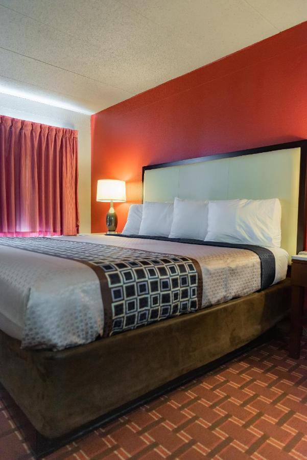 Spencer Inn & Suites — photo 21