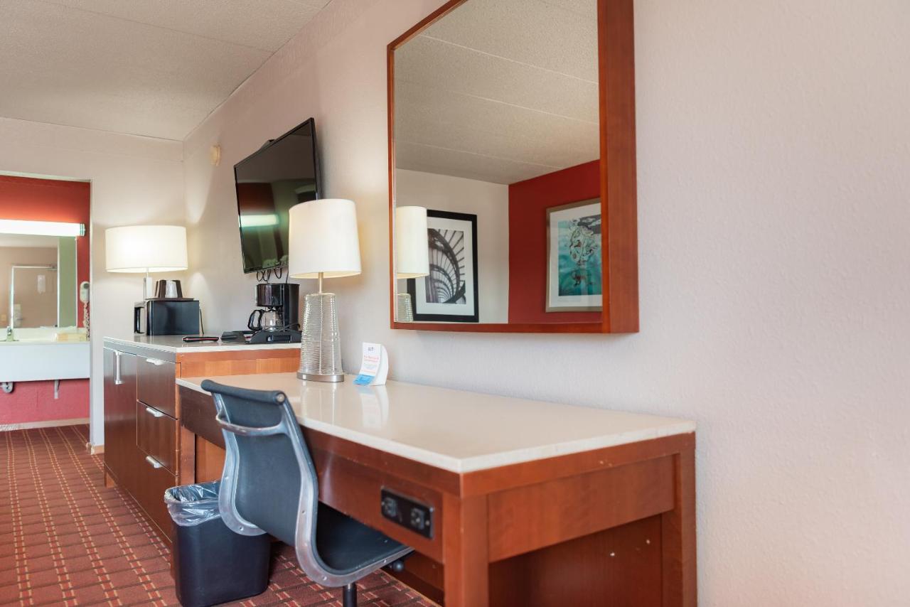 Spencer Inn & Suites — photo 9