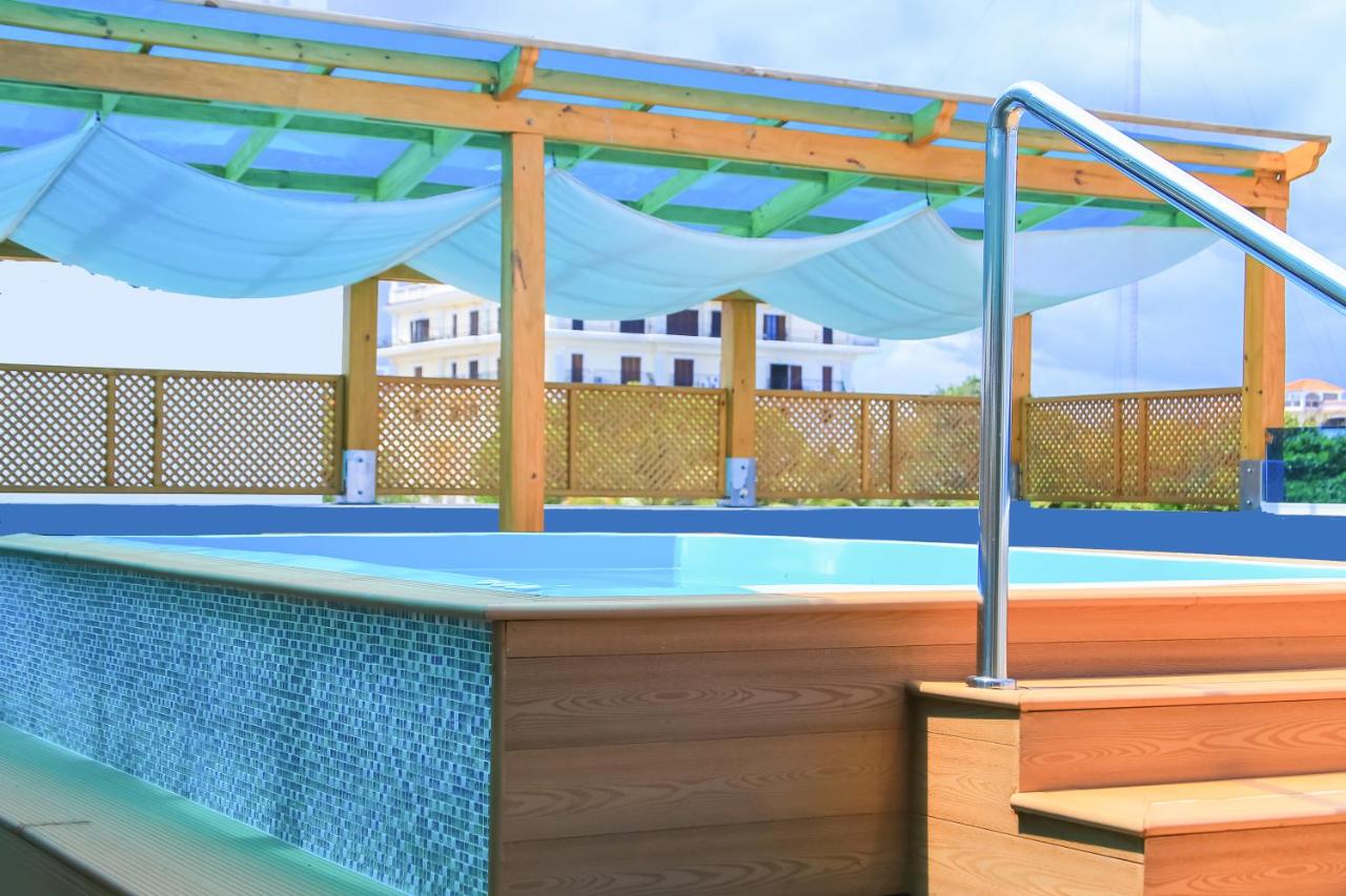 Rooftop swimming pool: Hotel Vicentina