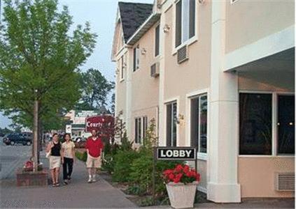 Court Plaza Inn & Suites of Mackinaw — photo 11