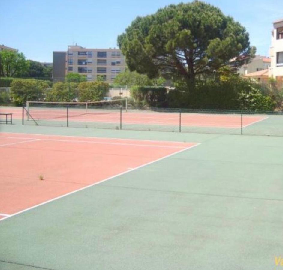 Korty tenisowe: Frejus balcon des arènes studio 5e étage piscine clim tennis