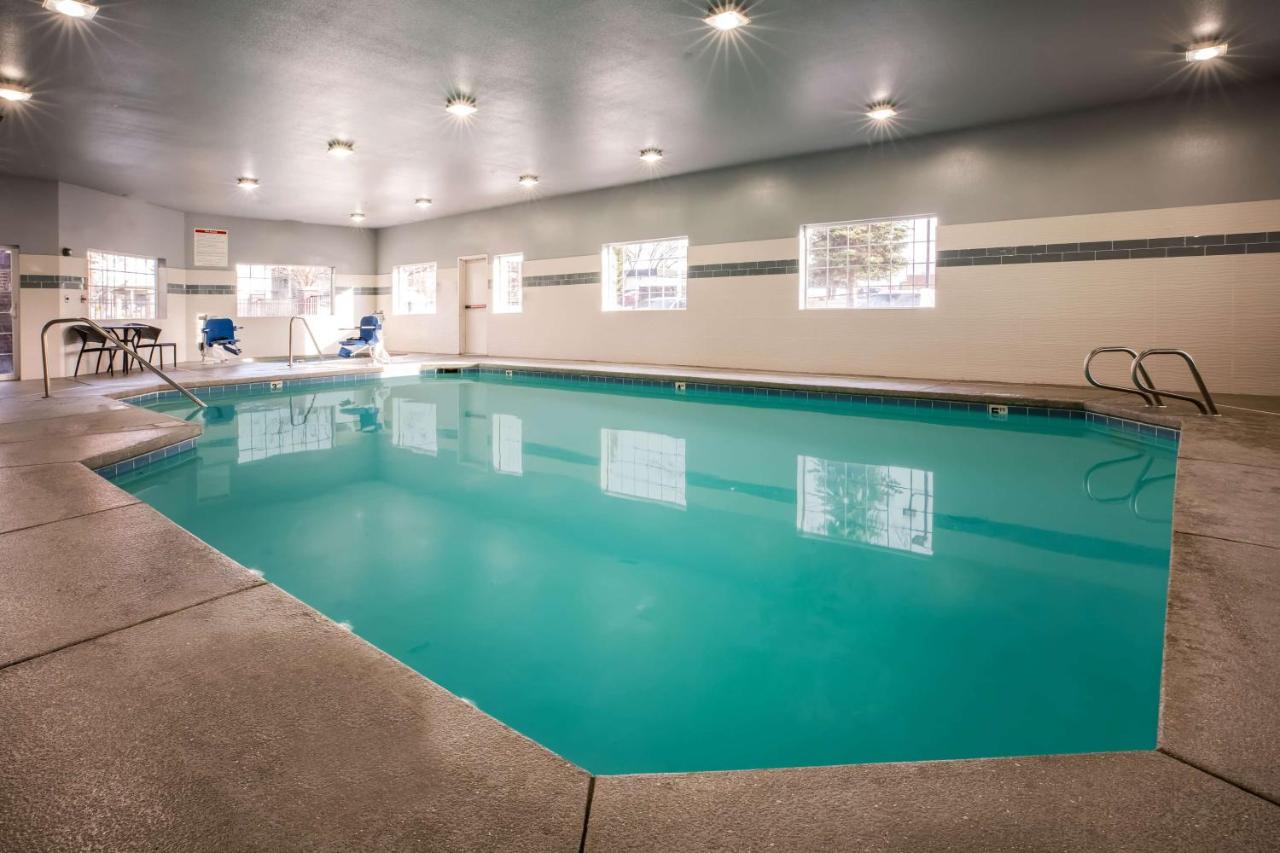 Heated swimming pool: Best Western Plus Spokane North